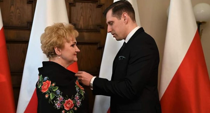 Twórczyni ludowa, Anna Staniszewska odznaczona Złotym Krzyżem Zasługi