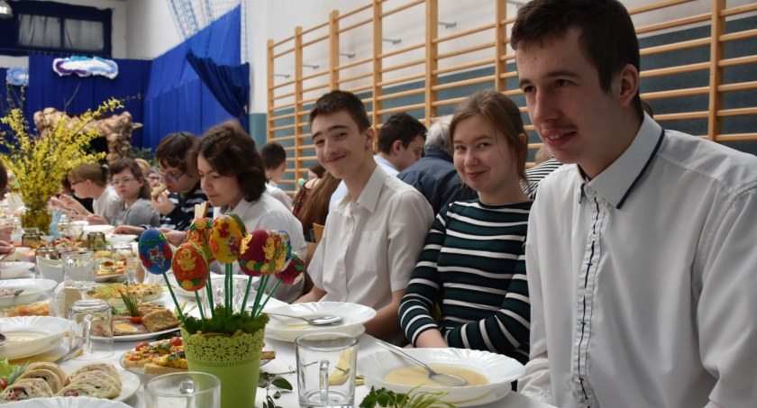 Śniadanie wielkanocne w Specjalnym Ośrodku Szkolno-Wychowawczym w Łowiczu (foto)