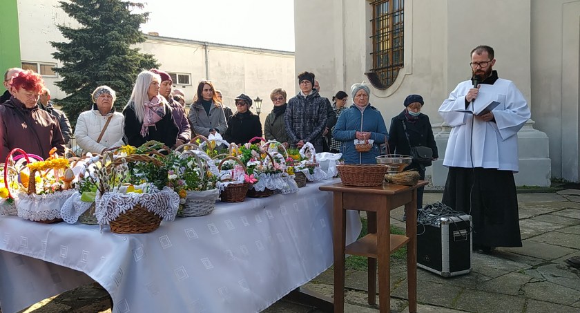 Trwa święcenie pokarmów w łowickich kościołach (foto,film)