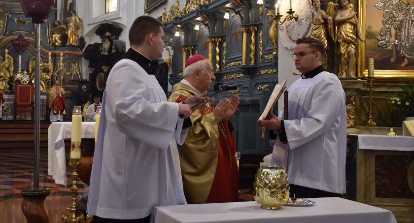 Msza Krzyżma w łowickiej katedrze z odnowieniem przyrzeczeń przez duchownych (foto, film)