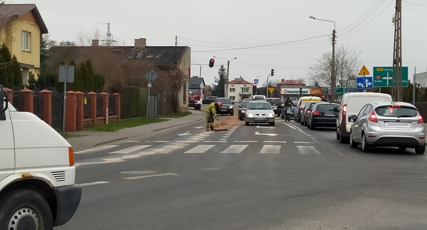 Łowicz: Strażacy wezwani do plamy oleju na ulicy Piaskowej