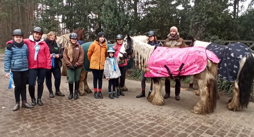 Rajd konny przyjaciół Stowarzyszenia Karino na dobry początek Świąt Wielkanocnych (foto)