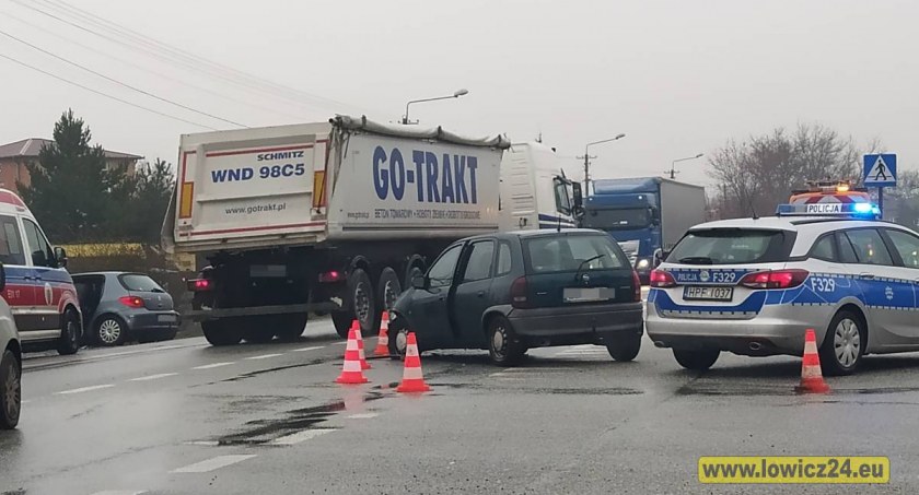 Łowicz. Groźny poranek na ulicy Zamkowej !AKTUALIZACJA! (foto)