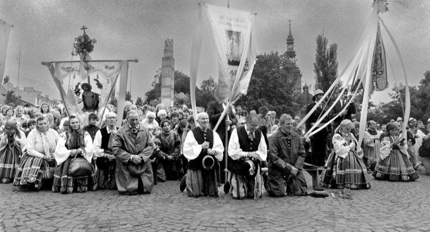 Łowicz. Sakra biskupia ks. Józefa Zawitkowskiego i Boże Ciało w obiektywie Andrzeja Hrechorowicza (foto)