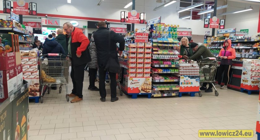 Sklepy wydłużają godziny otwarcia, by ułatwić klientom robienie przedświątecznych zakupów