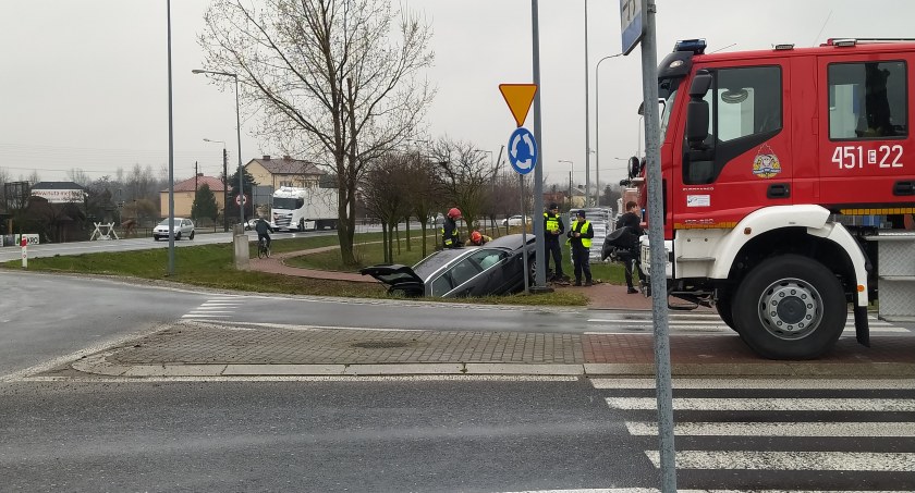 Łowicz. Samochód osobowy zatrzymał się w rowie (foto)