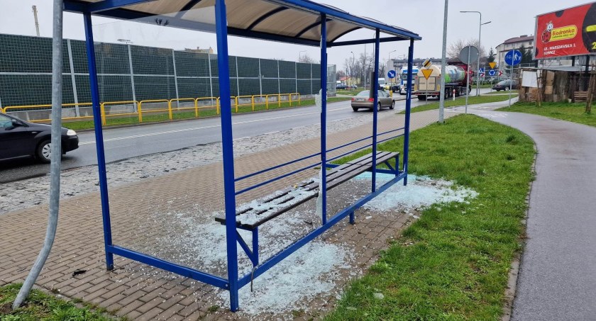 Co tutaj się wydarzyło? Zniszczona wiata przystankowa MZK na Zatorzu (foto)