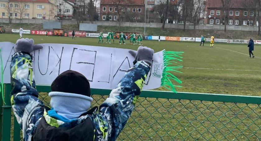 Smutny prezent od łowickich piłkarzy (foto)