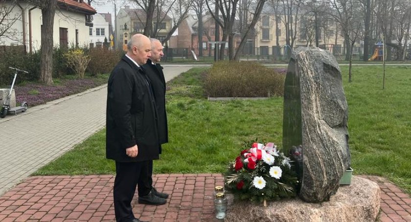 Łowicz. Przedstawiciele starostwa i działacze PiS-u złożyli kwiaty pod Pomnikiem Ofiar Katastrofy Smoleńskiej (foto)