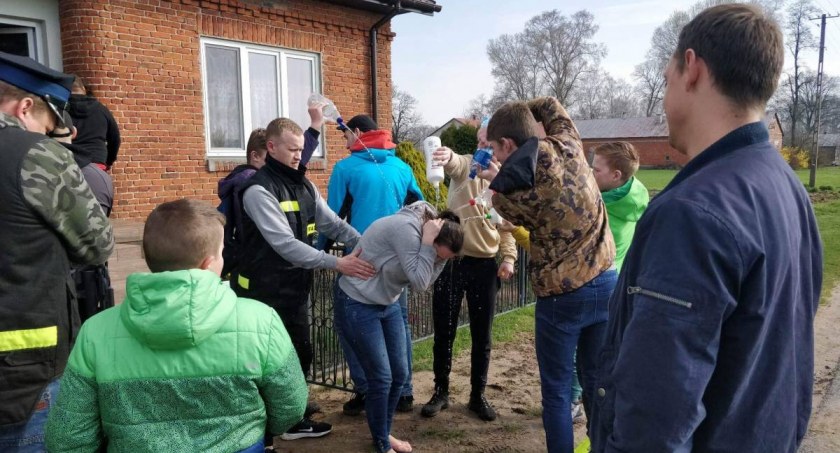 Gmina Kocierzew Płd. Tradycyjny śmigus-dyngus w Różycach (foto, film)