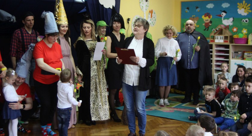 „Baśniowy ambaras” w Przedszkolu nr 3 w Łowiczu. Rodzice wystąpili dla dzieci (foto, film)