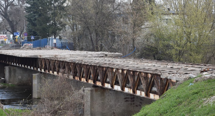 Łowicz. Trwa demontaż betonowych płyt na moście nad Bzurą (foto)