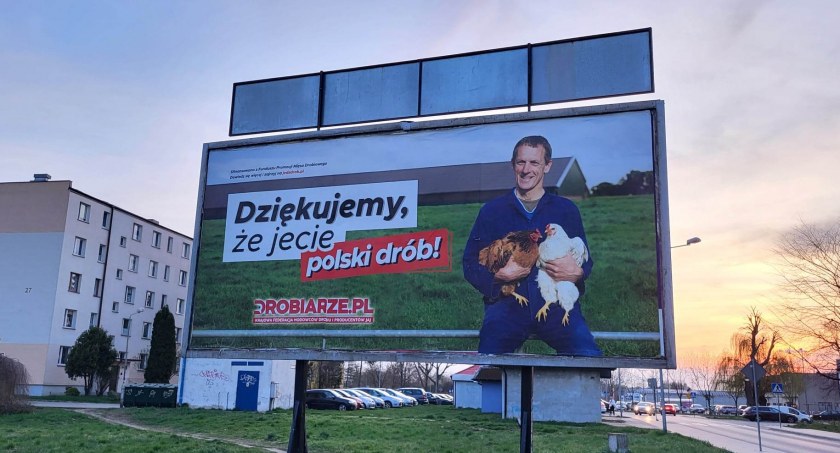Drobiarze dziękują z bilbordów Polakom za to, że jedzą polski drób