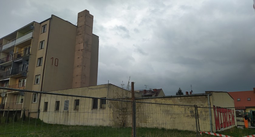 Łowicz. Trwa rozbiórka starej kotłowni na Korabce (foto)