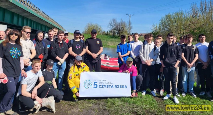 Operacja Czysta Rzeka w Łowiczu. Uczniowie z Blichu sprzątają tereny nad Bzurą (foto, film)