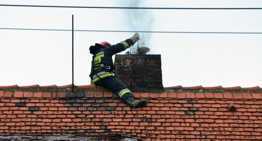 Zapaliły się sadze w kominie budynku mieszkalnego