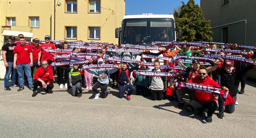 Dzieciaki z gminy Kocierzew Południowy pojechały na mecz Widzewa Łódź (foto)
