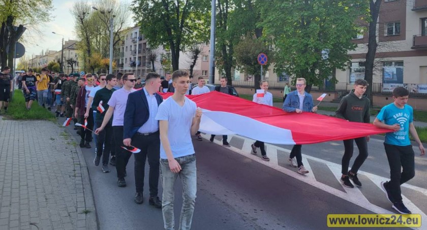 Wspólnie poniosą ulicami Łowicza 50-metrową flagę Polski 