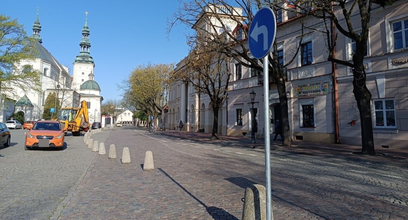Łowicz. Nowa, ale jednak stara, organizacja ruchu na Starym Rynku (foto,film)