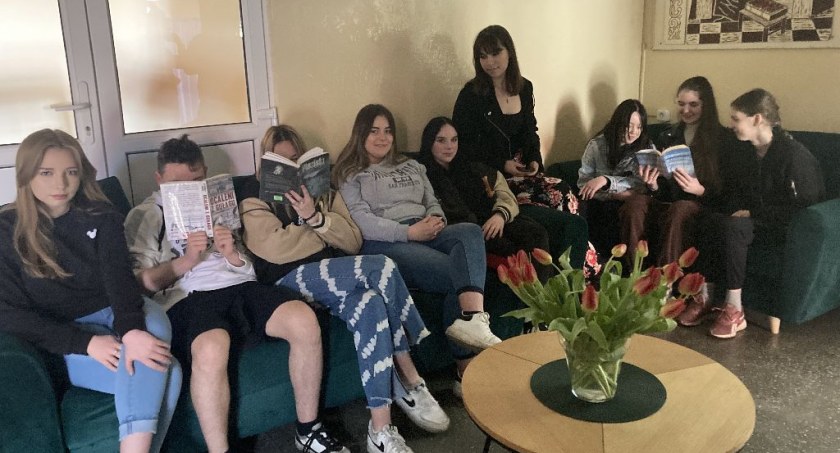 Młodzież z Podrzecznej z wizytą w bibliotece z okazji Dnia Książki (foto)
