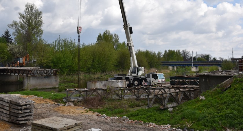 Łowicz. Most nad rzeką Bzura znika w oczach (foto)