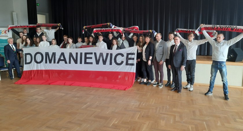 Gmina Domaniewice nagrodziła sportowców i trenerów za osiągnięcia w 2022 roku (foto, film)
