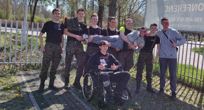 Uczniowie z ZSP nr 1 w Łowiczu zajęli II miejsce w zawodach PCK (foto)