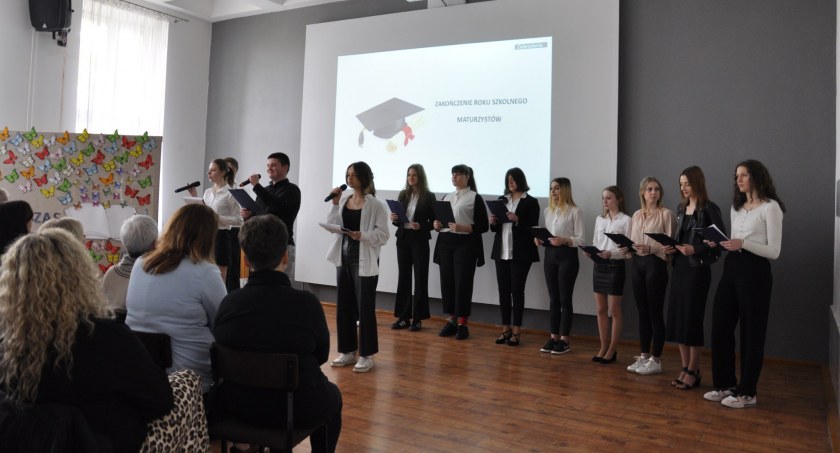 Pożegnanie klas maturalnych w Zduńskiej Dąbrowie (foto)
