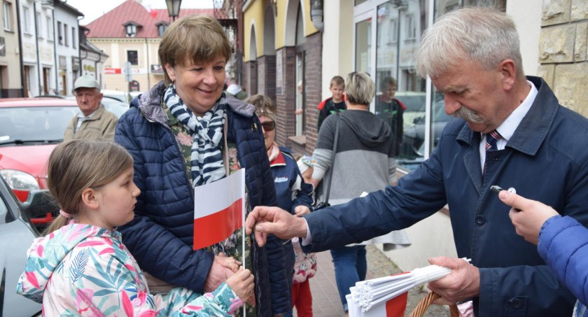 Łowicz. Burmistrz rozdawał chorągiewki z okazji Dnia Flagi (foto)