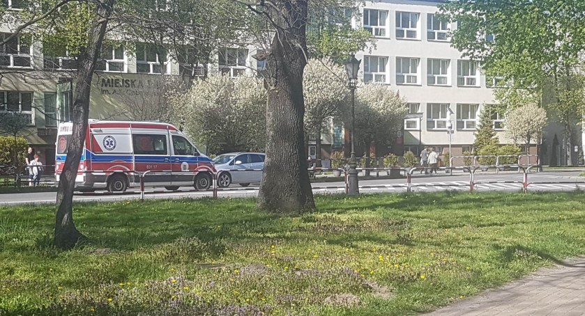 Łowicz. Potrącenie pieszej w al. Sienkiewicza. Ranna kobieta trafiła do szpitala