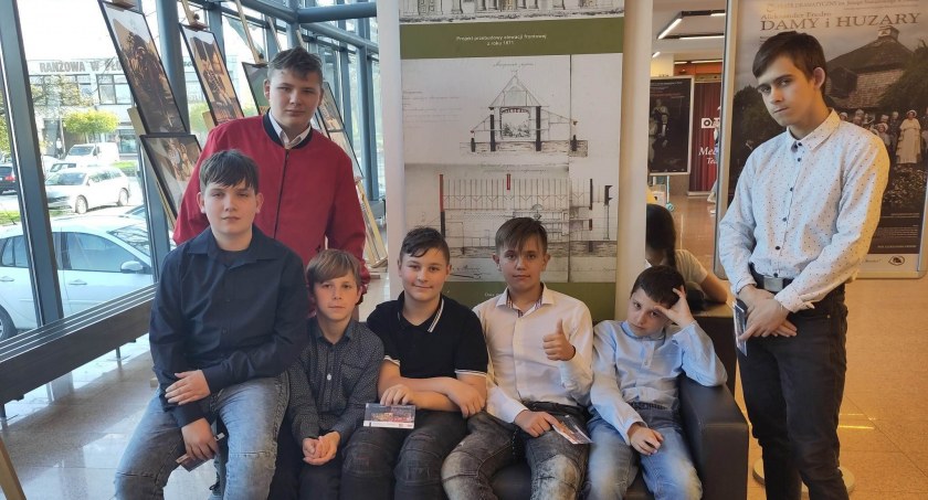 Wychowankowie MOS z wizytą w Teatrze Dramatycznym w Płocku (foto)