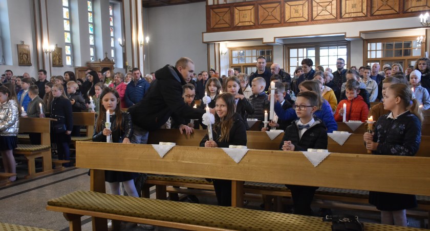 W kościele na Korabce młodzież odnowiła  przyrzeczenia chrzcielne (foto)