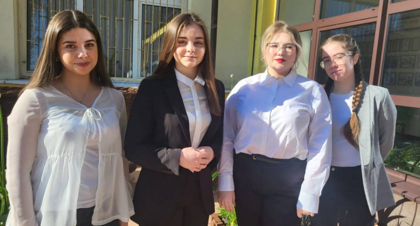 Maturzyści z Medyka mierzą się z matematyką (foto)