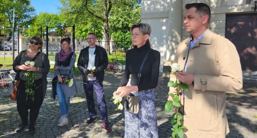 Mieszkańcy Łowicza symbolicznie pożegnali zmarłego Kamilka z Częstochowy (foto, film)