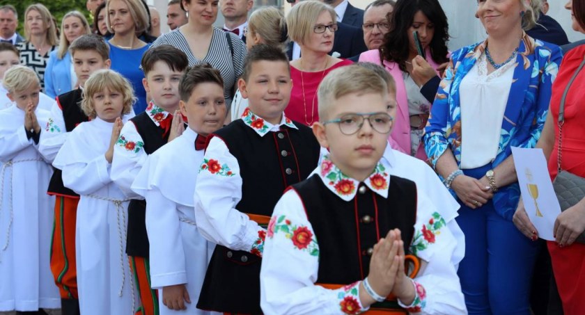 Przyjęli Chrystusa do serca - Pierwsza Komunia Święta w parafii Świętego Ducha w Łowiczu (foto, film)