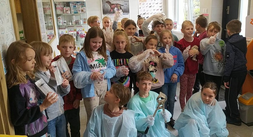 Uczniowie SP nr 2 w Łowiczu w gabinecie weterynaryjnym (foto)