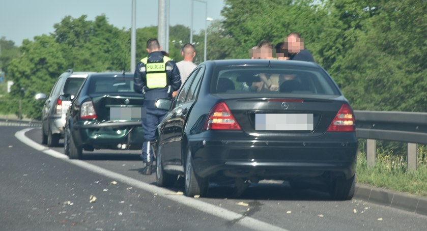 Łowicz. Zderzenie trzech osobówek na ulicy Poznańskiej (foto)[AKTUALIZACJA]