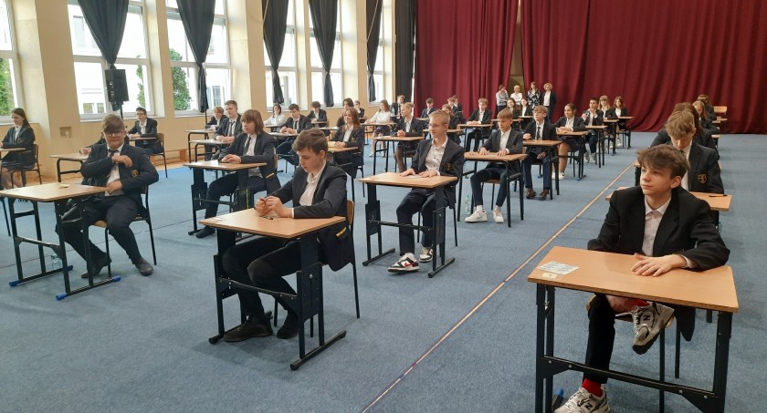 Egzamin ósmoklasisty w Pijarskiej Szkole Podstawowej Królowej Pokoju w Łowiczu (foto, film)