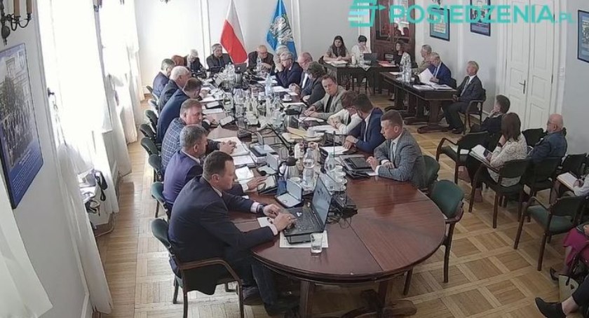 Łowicz. Miejski zakład nie zajmie się (na razie) obsługą szkół