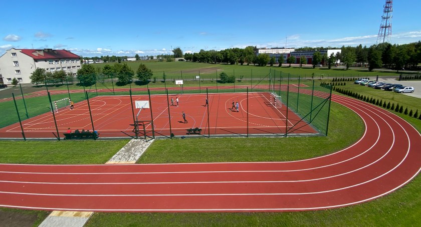 Nowe boiska i korty do gry w padla - region łowicki z pieniędzmi na sport!