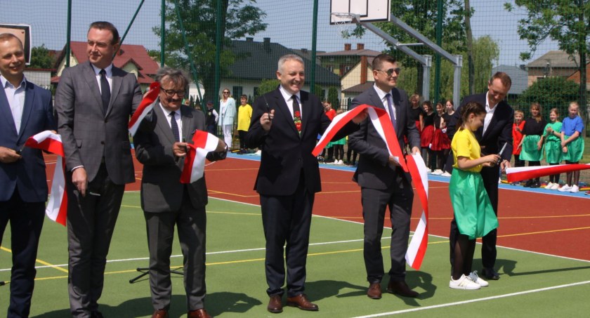 Otwarcie boiska przy Szkole Podstawowej w Mysłakowie (foto, film)