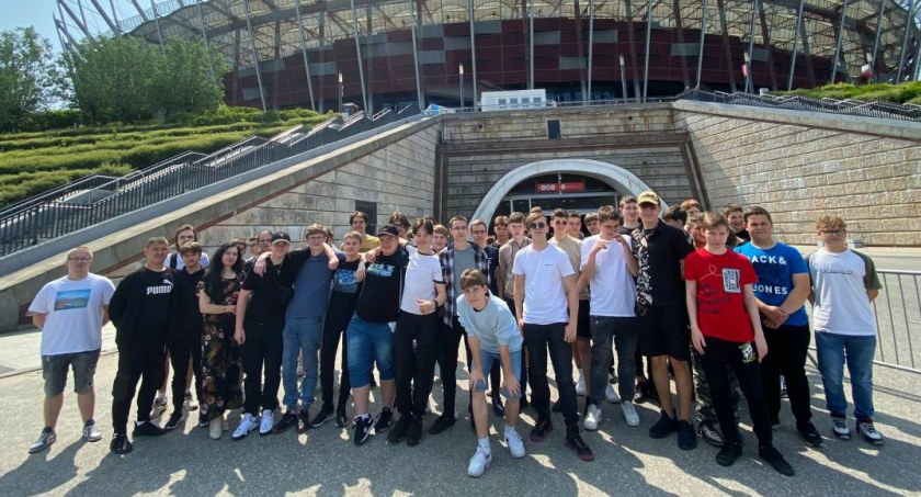 Żywa lekcja historii i ciekawostki stadionu. Uczniowie z Blichu na wycieczce w Warszawie (foto)