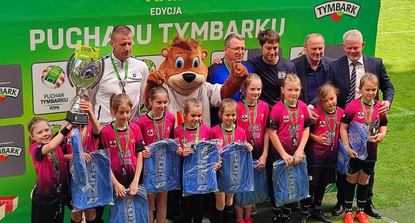 Srebrne medale piłkarek z SP Bąków w finale wojewódzkim XXIII edycji Pucharu Tymbarku (foto)