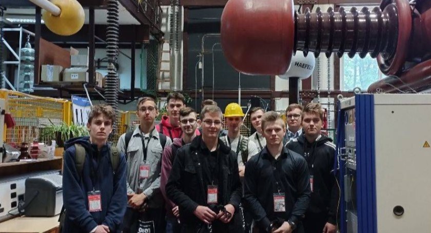 Młodzież ZSP 1 na Dniu Otwartym Instytutu Elektroenergetyki Politechniki Warszawskiej (foto)