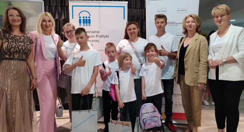 Beata i Józef Kania ze statuetką dla najlepszej rodziny zastępczej powiatu łowickiego!