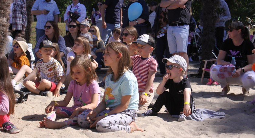 Łowicz. Powiatowy Dzień Dziecka na plaży nad Bzurą (foto, film)