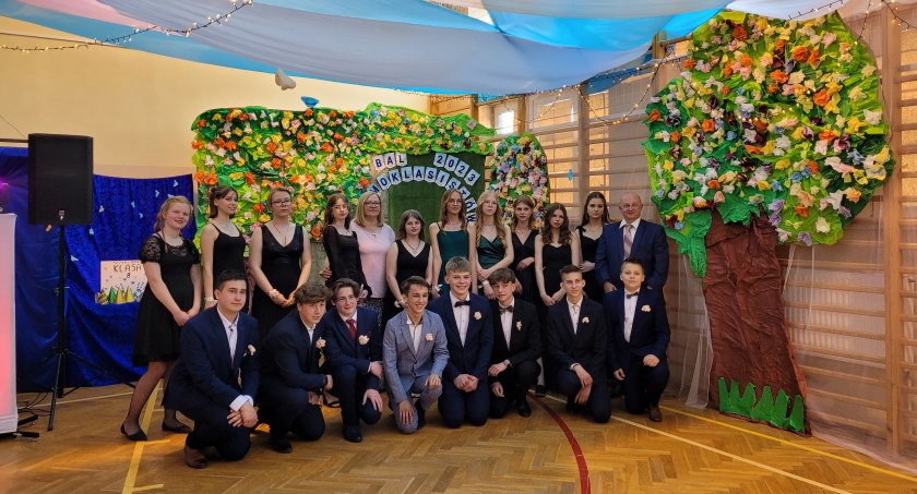 Bal ósmoklasisty w SP w Dąbkowicach (foto)