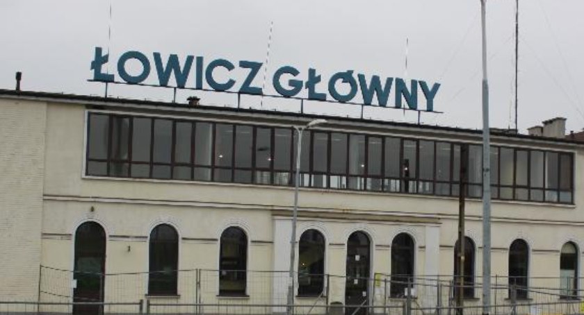 Wiemy gdzie stanie napis - Łowicz Główny - zdjęty z dachu budynku dworca