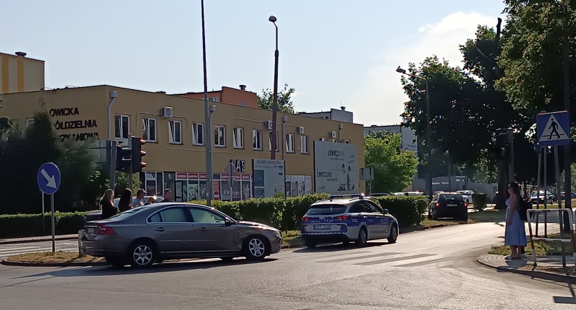 Kolizja przy łowickim targowisku (foto) [AKTUALIZACJA]