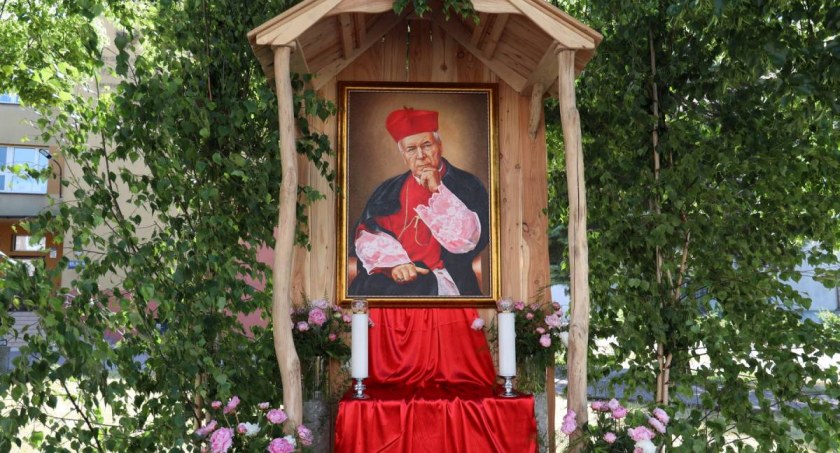 Łowicz. Ołtarze przygotowane na dzisiejsze procesje (Foto)